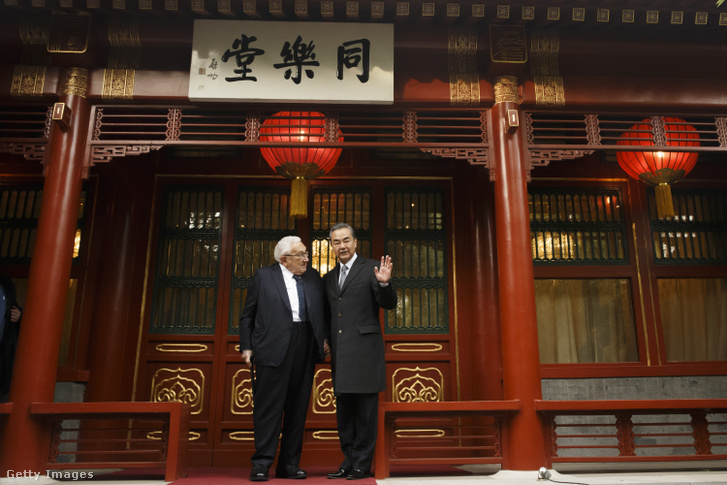 Wang Yi kínai külügyminiszter találkozik Henry Kissinger volt amerikai külügyminiszterrel a Diaoyutai állami vendégházban 2018. november 8-án Pekingben