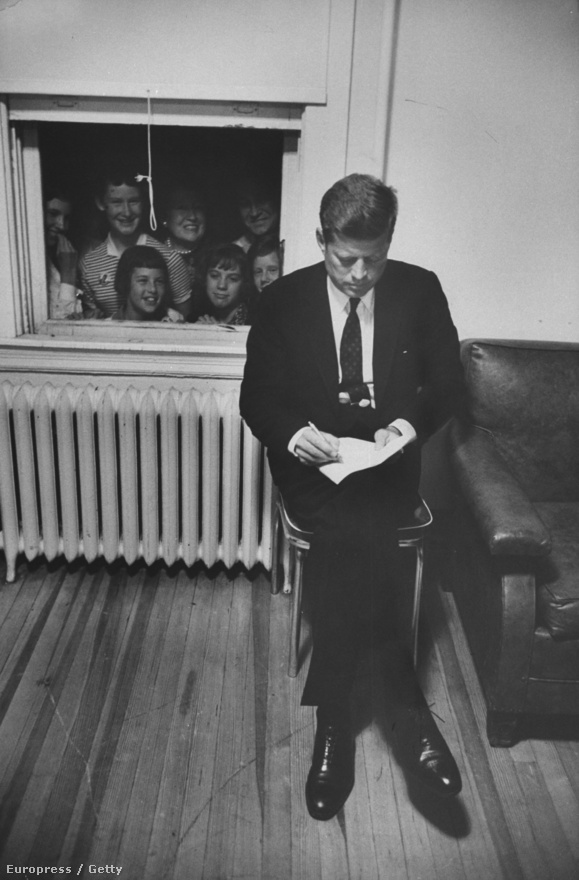 A LIFE magazin legjobb fotósai kísérték végig a Kennedy-kampányt, köztük Schutzer is számtalan ikonikus képet csinált az elnökjelöltről, a kampányról, sőt még fotós kollégáiról is. Ez a kép 1960. szeptemberében készült Kennedyről, november 8-án választották meg elnöknek. 