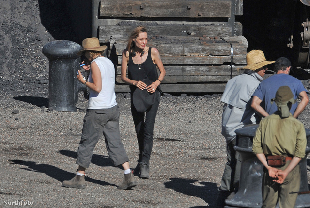 Angelina Jolie az Unbroken című filmjét rendezi - a forgatáson készült képet lát