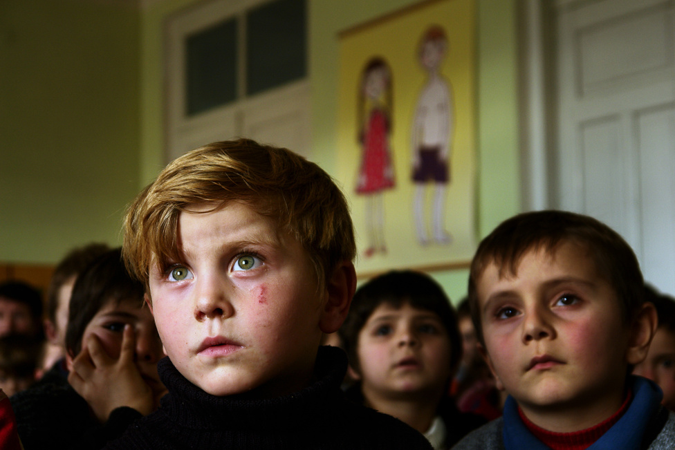 A Grúziához tartozó Pankisi-völgyben a menekülteken kívül is élnek csecsenek. Ők a kistek, őseik 200 éve érkeztek ide, utódaik úgy tudják, vérbosszú vagy a hatóságok elől kerestek menedéket. A háborús menekültek nem csak azért jöttek éppen ide, mert szót érthettek az őket barátságosan fogadó helybéliekkel, de a kis távolság miatt is: Csecsenföld közelében maradva mobilon is könnyen kapcsolatot tarthattak az otthoniakkal, a gyerekek anyanyelvükön tanulhattak az iskolában.