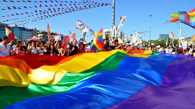 Betiltották Oroszországban a nemzetközi LMBT mozgalmat