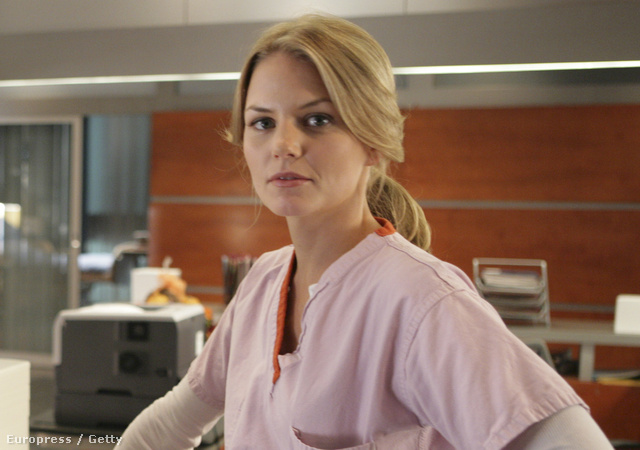 Jennifer Morrison dr. Allison Cameron szerepében, Jesse Spencerrel, aki a sorozatban és az életben is a vőlegénye volt