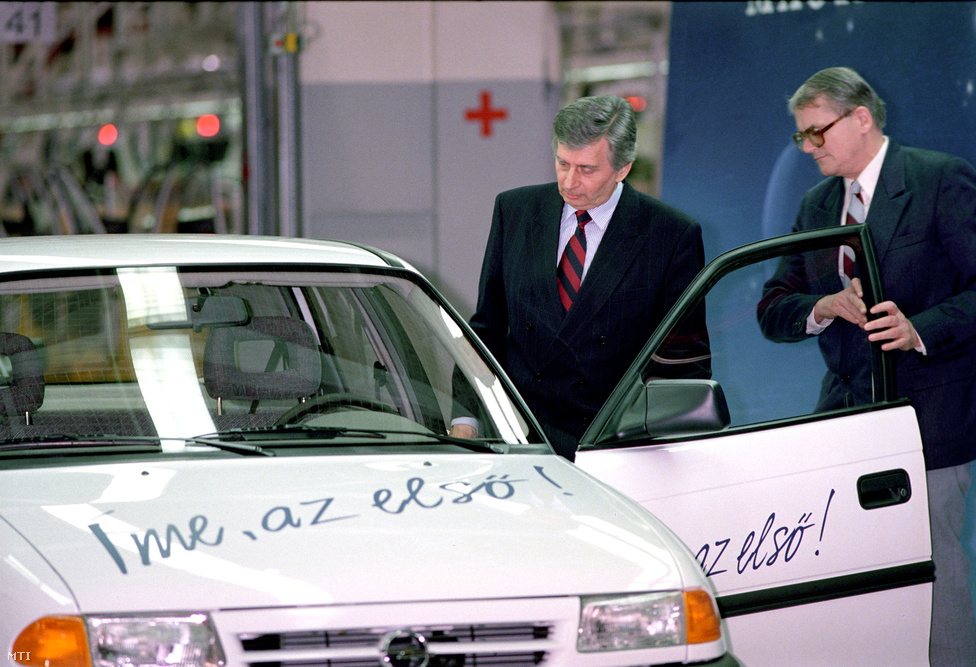 Antall József vezette az ünneplők elé az első Magyarországon készült Opel Astrát 1992. március 13-án. Az autót a Közlekedési Múzeumban lehet megtekinteni, az oldalán és a motorháztetején ma is ott díszeleg a korabeli felirat: Íme, az első! A szentgotthárdi gyárban  kezdetben óránként 8 Opel Astra készült el. Az 1.4-es Astra 998.500, az 1.6-os  1 millió 96 ezer forintba került. Antall beszédében  örömét fejezte ki, hogy hazánk újra beléphetett a személygépkocsit gyártók sorába. E gyár produktuma piacra talál az Európai Közösségben, amelynek ily módon is részesei, majd teljes jogú tagjai is leszünk az évtized végére. Ez az útja a magyar újjászületésnek, ennek szimbóluma a mai nap, hiszen hazánk bekapcsolódhat a világ
                        technológiai vérkeringésébe. A kormányfő szerint az Opel Astra jelképe ennek az újjászületésnek.