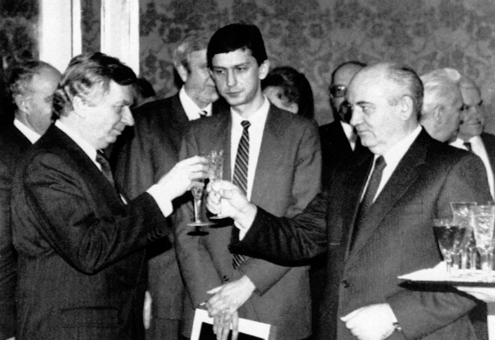 Antall József a Jelcinnel való tárgyalás napján írta alá Mihail Gorbacsovval a magyar&ndash;szovjet alapszerződést. A Szovjetunió az aláírás után 19 nappal megszűnt. 