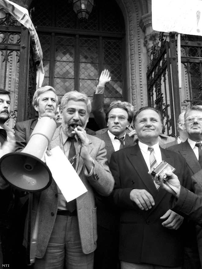 1990. október 28. A megállapodás napja. A kormány tagjai (Jeszenszky Géza, Horváth Balázs, Kiss Gyula, Für Lajos, Kádár Béla) üdvözlik a kormánypárti tüntetés résztvevőit. A helyzet pattanásig feszült volt, csak egy kordon választotta el a rend helyreállítását követelő MDF-szimpatizánsokat a barrikádokat emelő tiltakozóktól. Estére a taxisok képviselői elfogadták a 12 forintos literenkénti kompenzációt, ezután a taxisok megszüntették a blokádot. Horváth Balázs belügyminiszterként helyettesítette a kórházban fekvő Antall Józsefet, és a helyzet rendkívül ügyetlen kezelése miatt a miniszterelnök két hónap múlva Boross Péterre cseréli. Antall később úgy értékelte, hogy – bár magánál volt – lényegében csak a kormány tanácsadójaként működött, a döntéseket a rendkívül kiélezett helyzetben maguknak kellett meghozniuk. Horváth Balázs képességeit meghaladta a miniszterelnök helyettesítése. Antall erről azt mondta, hogy belügyminiszterének nagy lelki sokk volt, az esetleg elkerülhetetlen erőszakos fellépésre nem volt felkészülve. Pláne úgy, hogy Barna Sándor, a budapesti rendőrfőkapitány kijelentette: amennyiben parancsot kap az erőszak alkalmazására, akkor lemond.
                        