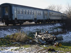 Vonat elé hajtott egy autó, a sofőr meghalt