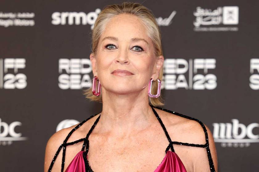 A 65 éves Sharon Stone kivillantotta a melltartóját a filmfesztiválon: ilyen bevállalósnak rég láttuk