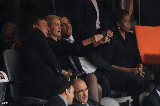 Vissza a stadionba: Obama és David Cameron a leláton selfie-ztek