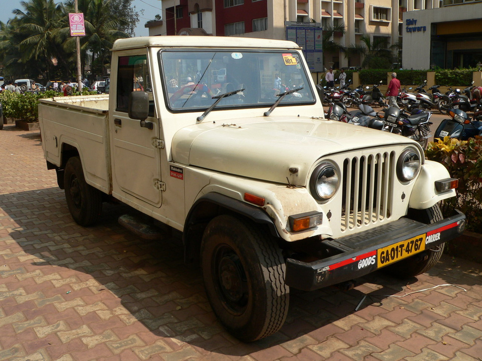 És íme, a Goa pickup őse, a Mahindra Pik-Up. Alapja a Mahindra MM540, aminek az alapja a Jeep CJ5. Kezdetben csak dízelmotorral gyártották, aztán a nép köréből érkező hangokra hallgatva 1997-től már egy 1800 köbcentis benzinmotorral is szerelték. Akárcsak a CJ 340-esek, az MM540-esek is híresek kiváló terepes képességeikről. Gyártásukat 2005-ben a szigorodó környezetvédelmi és biztonsági előírások miatt befejezték, de ismét győzött a nép hangja, és modernizált műszaki tartalommal 2010 októberében újra piacra dobták