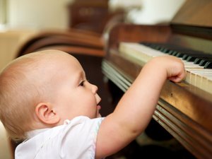 Fejlessze a gyereke agyát zenével!