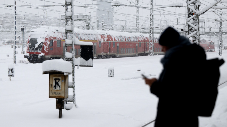Akkora hó esett külföldön, hogy késnek a Magyarországon közlekedő nemzetközi vonatok