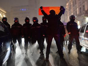 Könnygázzal oszlatnak Bukarestben