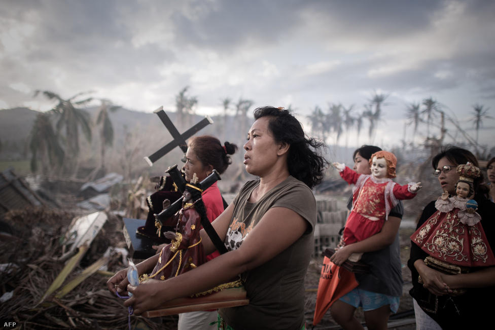 A Fülöp-szigeteket november elején letarolta a Haiyan szupertájfun, aminek halálos áldozatainak száma megközelítette a hatezret. A Haiyan miatt 23404-en megsérültek, több mint négymillió embernek kellett elhagynia otthonát, még sokáig tarthat az újjáépítés.