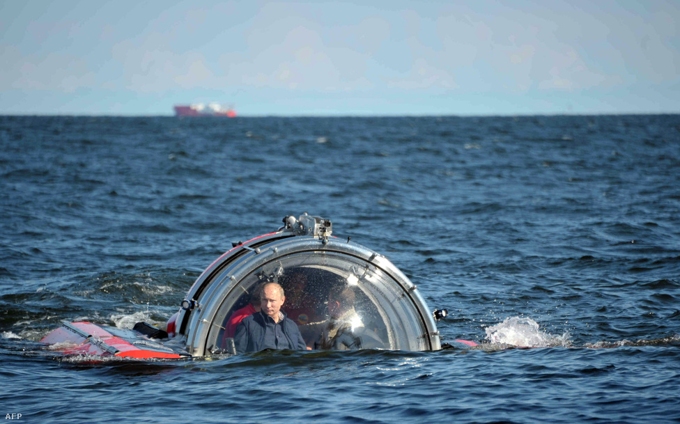 Vlagyimir Putyin orosz elnök egy orosz fejlesztésű kutató tengeralattjáróval  a Balti-tenger mélyére merült le, ahol a kutatók júliusban találták meg az 1869-ben elsüllyedt Oleg nevű hajót. A fedélzeten 500 ember tartózkodott, de mindenkinek sikerült megmenekülni.
