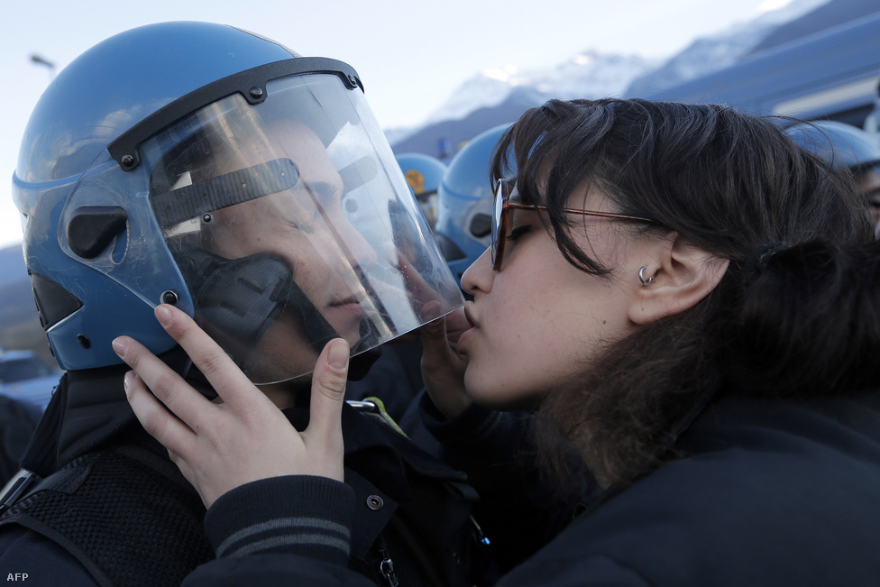 A bíróságon végezheti az az olasz diáklány, aki egy tüntetésen megpróbálta megcsókolni a demonstrációt biztosító egyik rendőrt, majd nyalogatni kezdte a sisakját, ugyanis szexuális zaklatással vádolják. Sokak szerint a 20 éves diáklány a csókkal azt szerette volna üzenni, hogy ez egy békés demonstráció, nincs szükség a rohamrendőrök erőszakos fellépésére.
