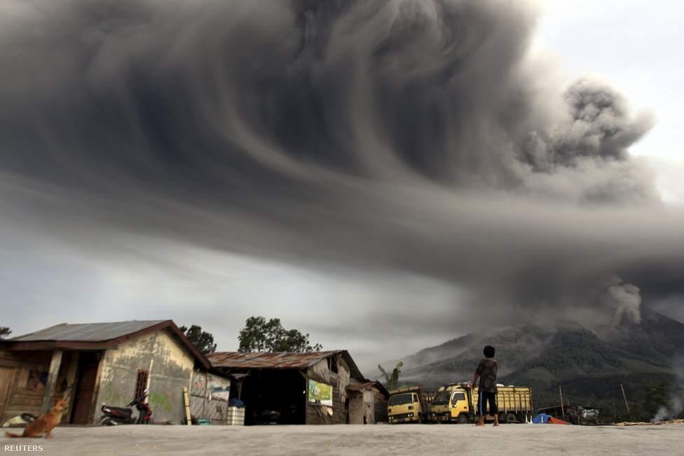 Több ezer embert kellett kitelepíteni, amikor kitört két vulkán Indonéziában november közepén. A Szumátra északi részén található Sinabung vulkán három év után szeptemberben lépett újra működésbe, majd nyolcezer méter magasba lövellte hamufelhőjét.