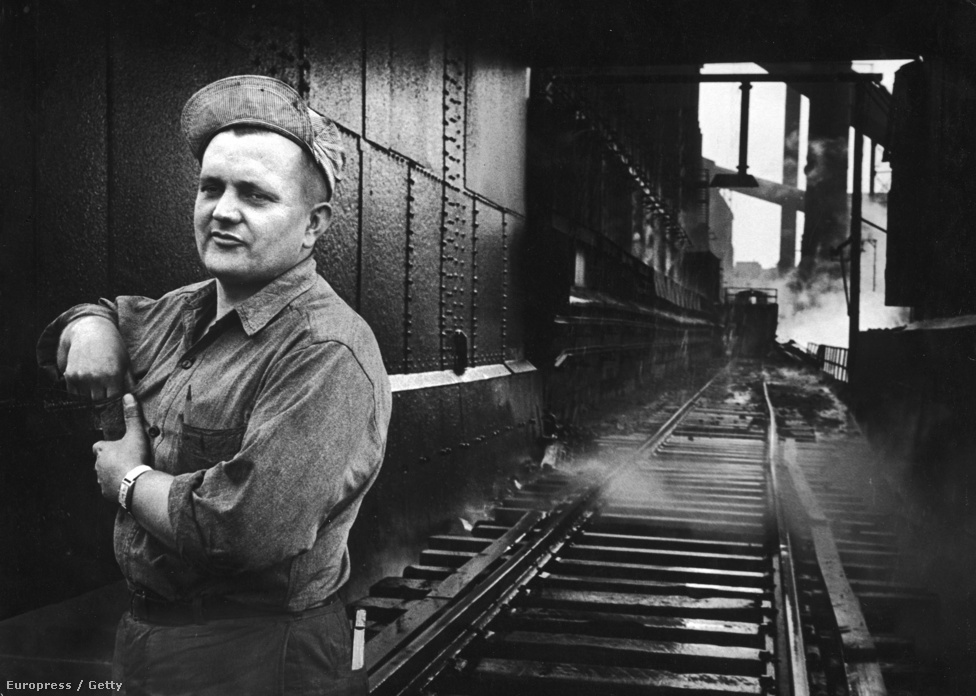 Egy clevelandi munkásfotó: Mike Modny bridágvezető a Republic Steel bányáinál. 