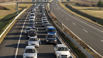 Több kilométeres a torlódás az M1-es autópályán Győr környékén