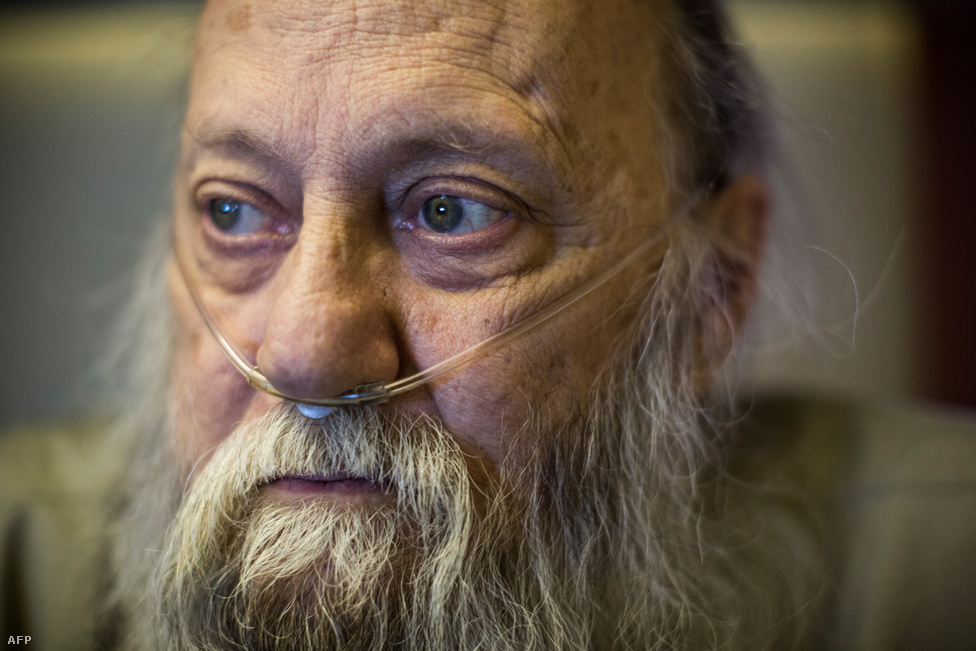 David Smith tévét néz a Rhode Island-i John J. Moran börtönben, ahol az 1020 rabból ötven 65 éves vagy idősebb. Smith 13 különféle gyógyszert szed, tüdő- és cukorbeteg, fekélyei is vannak. Egészségügyi problémáira való tekintettel egyszemélyes cellában lakik.