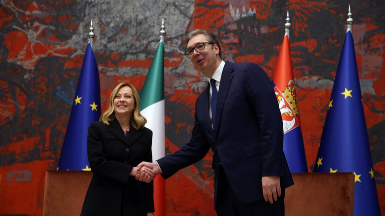 Diplomáciai baki: magyar zászlók fogadták az olasz miniszterelnököt Belgrádban