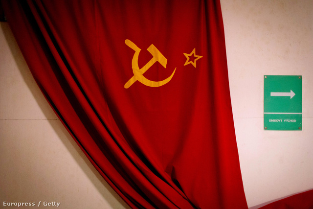 A szovjet zászló részese annak a kiállításnak, amely a Vencel téren lévő Jalta Hotelben nyílt. A kiállítás az atombunkereket mutatja be. 