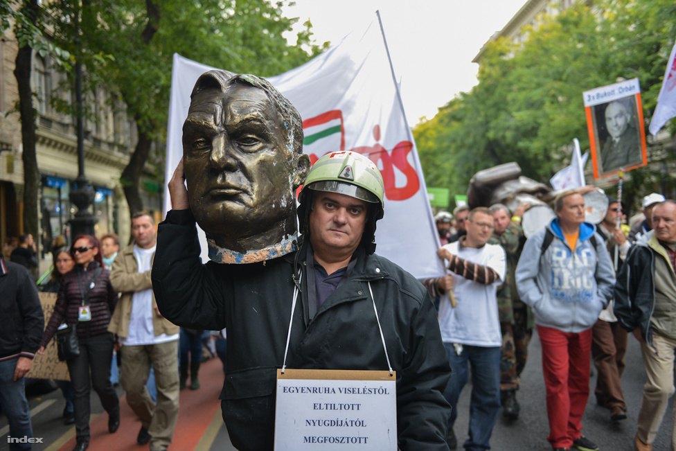 „Ássuk el!” „De szép látvány volt” – katartikus hangulatban döntötték le Orbán Viktor kétméteres hungarocell szobrát a Szolidaritás Mozgalom vasárnapi rendezvényén a Clark Ádám téren, az Alagút bejárata mellett. A rendezvényen felszólalt Bajnai Gordon exminiszterelnök és Dopeman, az ország alternatív köztársasági elnöke is. Körülbelül ezren hallgatták a "Baszd meg az Orbánt!", többek között Mécs Imre, Karácsony Gergely és Szabó Zoltán.