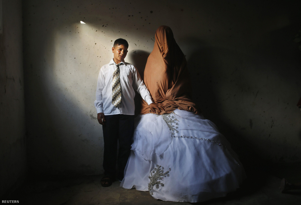 Ahmed Szoboh és menyasszonya, Tala. A fiú 15, a lány 14 éves, Tala Beit Lahiya-i háza 2009-ben egy izraeli légi csapásban sérült meg egy lagzi alatt.