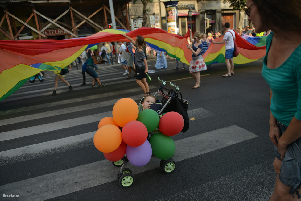 Nincs semmi baj a heteroszexuálisokkal, amíg nem akarják saját életmódjukat rákényszeríteni másokra – mondta Fischer Iván a július 6-ai 
                        Budapest Pride megnyitóján. Az itt debütáló Nyitottak vagyunk kezdeményezést a Prezi, a Google és az Espell fordítóiroda indították, hogy kifejezzék: másokat csak teljesítményük, tetteik alapján ítélnek meg tekintet nélkül nemre, életkorra, szexuális orientációra, nemzeti, etnikai hovatartozásra vagy származásra, politikai meggyőződésre, fizikai és egyéb adottságokra. A kezdeményezéshez a Sziget és a Log Me In mellett az Index, a Velvet és a blog.hu is csatlakozott. 
                        „Érezhető volt valami felszabadultság, egy kicsit olyan volt a menetben vonulni, mintha normális országban élnénk” – mondta a felvonulásról egy résztvevő.