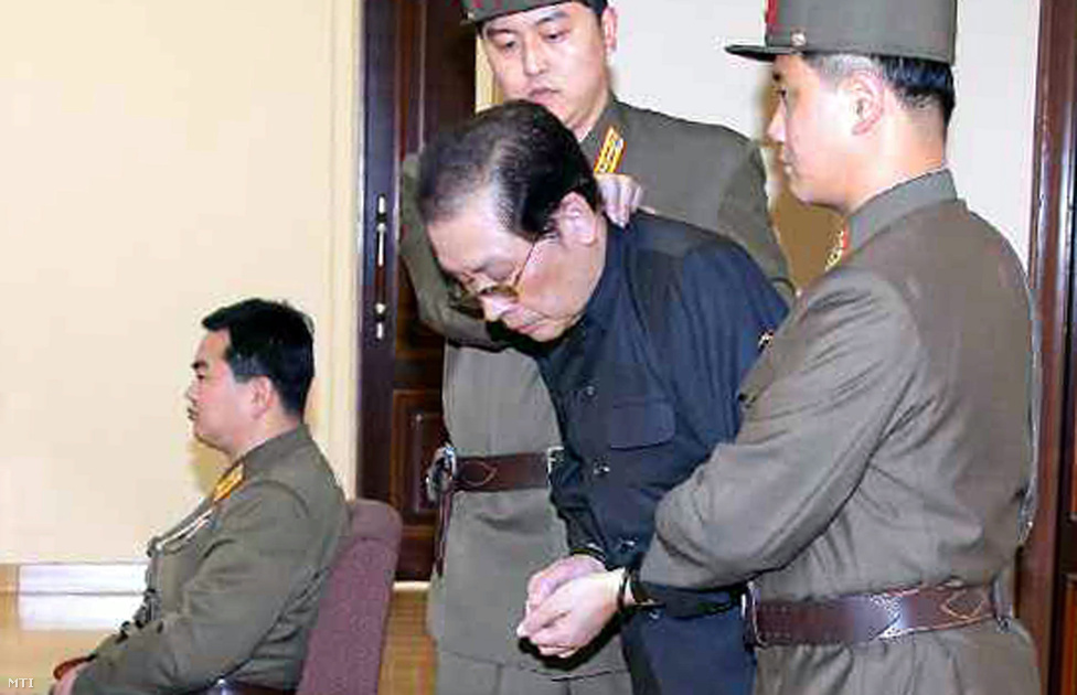Kim Dzsongun észak-koreai vezető december elején félreállította a sokáig az ország második legbefolyásosabb emberének tartott nagybátyját, Csang Szongtheket, akit néhány nappal később hadbíróság elé állítottak, majd árulónak nyilvánítva kivégeztek. Csangnak külön megaláztatást jelentett, hogy őrizetbe vételéről és tárgyalásáról is képeket mutattak be. Azóta Csang több száz rokonát vitték a gulágra.
