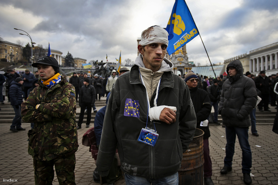 Az Európai Unióval tervezett társulási szerződés elutasítása után ellenzéki tüntetések kezdődtek november végén Ukrajnában, amiken a szerződés aláírásának követelése helyett már a kormány és Viktor Janukovics elnök lemondását követelték. A többek között a világbajnoki övét is beáldozó Vitalij Klicsko bokszoló vezette tüntetések még mindig nem értek véget. Közben az is kiderült, mivel vehették meg az oroszok az ukránokat: gigantikus gázkedvezménnyel és sok pénzzel nyert Putyin, ezért távolodhat a kijevi vezetés az EU-tól.