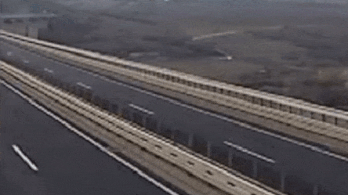Videón, ahogy a szél felborítja a völgyhídon kisteherautót szállító kisteherautót
