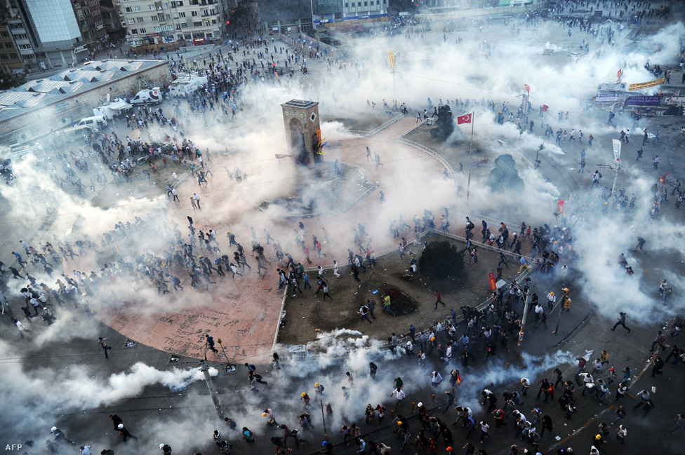 Könnygáz borítja a Taksim teret Isztambulban június 11-én. A békés parkfoglalásnak induló demonstráció hamar több hétig tartó, erőszakos összecsapásokba torkollott. A világias szemlélet ütközött a muszlim politikai ideológiával, több ezer embert letartóztattak.