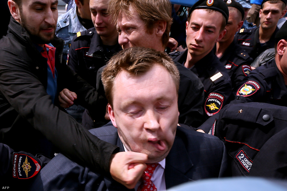 Melegellenes tüntető húz be ököllel Nyikolaj Alexejev melegjogi aktivistának Moszkvában május 25-én. Alexejev hivatalosan kérvényezte egy LMBT rendezvény biztosítását a hatóságoktól, majd az elutasítás miatt bírósághoz fordult.