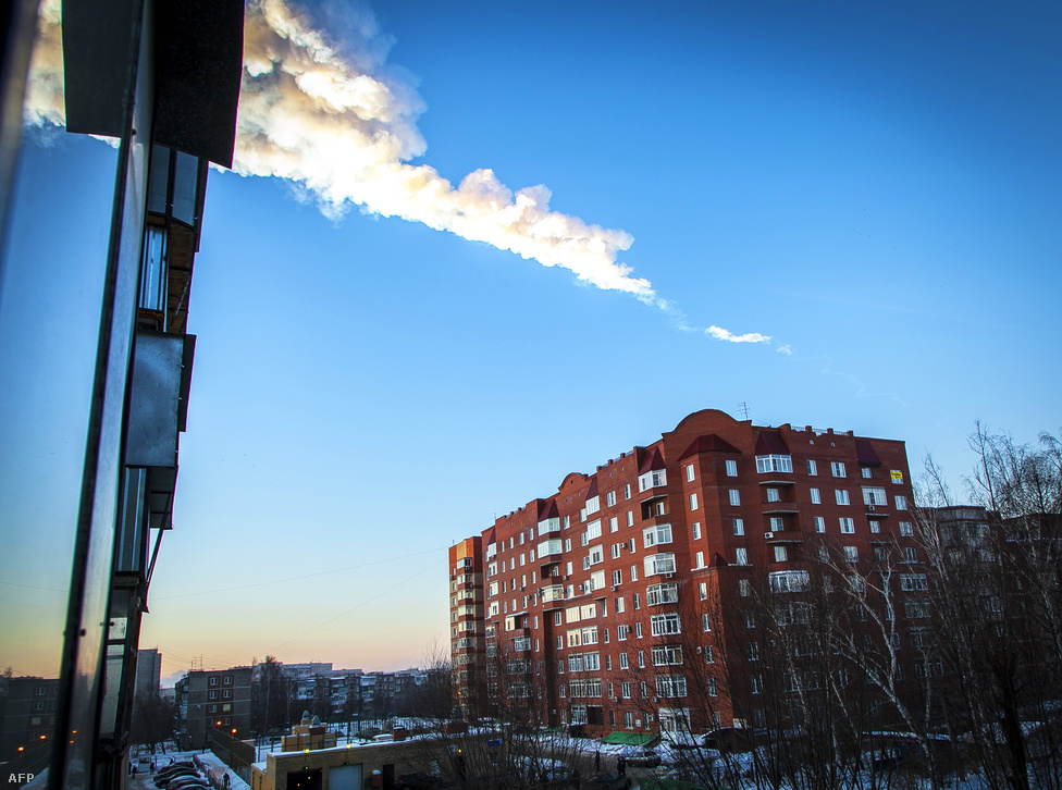 Meteorit nyoma látszik az égen az Urál hegységben fekvő Cseljabinszk városa felett, ahová az akkor még ismeretlen eredetű égitest nagy pánikot keltve csapódott február 15-én. A jelenség szemtanúk szerint nagy fénnyel és hangos robbanással járt, a meteor fényes pászmát húzott az égen, erről többen felvételt is készítettek.