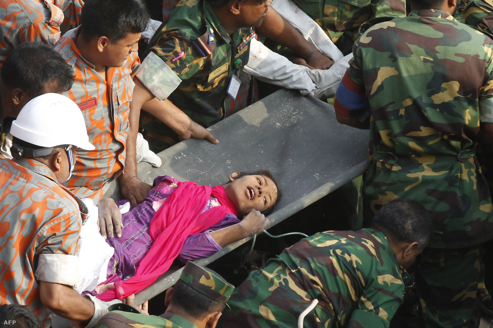 A bangladesi hadsereg takarítja el egy összedőlt nyolcemeletes textilüzem romjait Dhaka külvárosában április 29-én. Háromezernél is több munkás volt az épületben, ahol öt textilcég működött. A tűznek ezernél is több áldozata volt. Az eset miatt szigorúbb biztonsági előírásokat vezettek be a hasonló üzemekben, de azóta is több tűz is volt bangladesi ruhagyárakban.