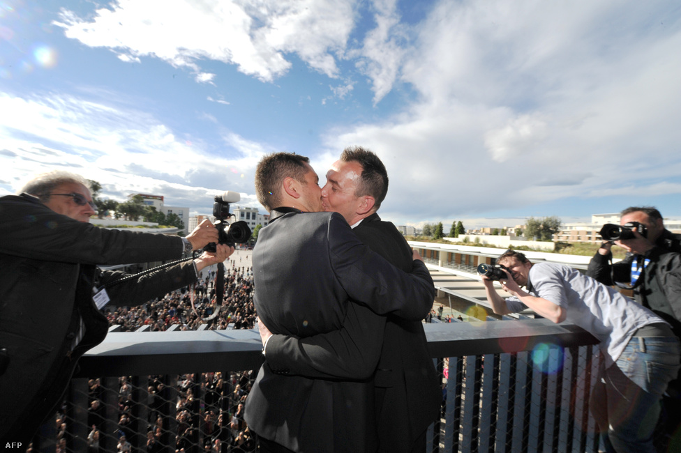 Vincent Autin és Bruno Boileau, Franciaország első melegházaspárja vált hitvesi csókot május 29-én a montpellier-i városházán. Mivel Franciaország-szerte nagy tüntetések zajlottak, az eseményt magasfokú biztonsági készültség kísérte. A párt a rendőrség kísérte a szállodából a városházához, ahol támogatóik mellett a melegházasság ellenzői is feltűntek. Franciaországban május 18-án hirdette ki Francois Hollande államfő a homoszexuális párok házasságát engedélyező törvényt.