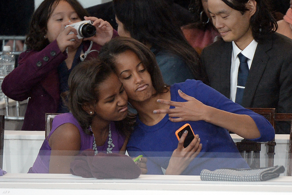 Sasha és Malia, Barack Obama lányai selfieznek Obama beiktatásán Washingtonban január 21-én. A négy évvel ezelőttivel ellentétben ezúttal nem csúszott baki Barack Obama beiktatásába a kongresszusnál, igaz, ezúttal hivatalosan már egy nappal korábban, vasárnap letette az esküt a Fehér Házban.