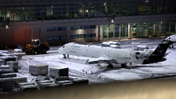 Megbénult a müncheni repülőtér, minden kifutót jég borít