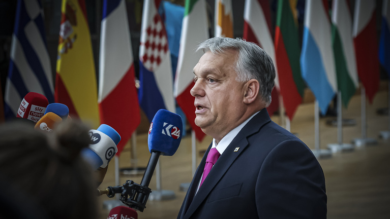 Egyre több Orbán Viktor haragosa, Emmanuel Macron mentené a menthetőt