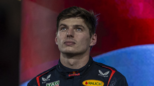 Több száz millió forintot kell fizetnie Max Verstappennek, hogy jövőre is indulhasson az F1-ben