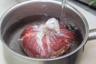 Így olvaszd ki a fagyasztott húst pár perc alatt - 3 biztonságos módszer
