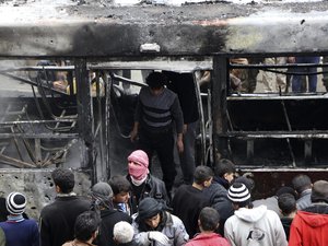 Szétlőttek egy buszt Szíriában