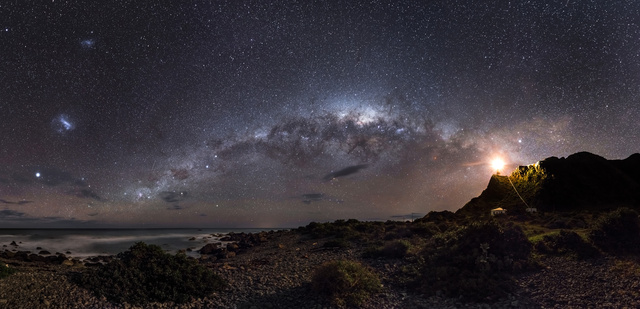 Mark Gee ausztrál fotós nyerte a fődíjat, Jelzőfény a csillagoknak (Guiding light to the Stars) című képével.