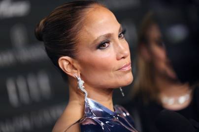 Az 54 éves Jennifer Lopez mellvillantós szettje nem jött be a rajongóknak: kapta is az ívet