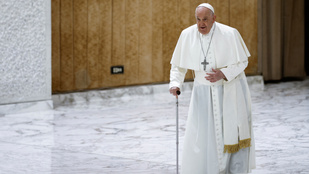 Ferenc pápa jobban van, de még könnyen elfárad