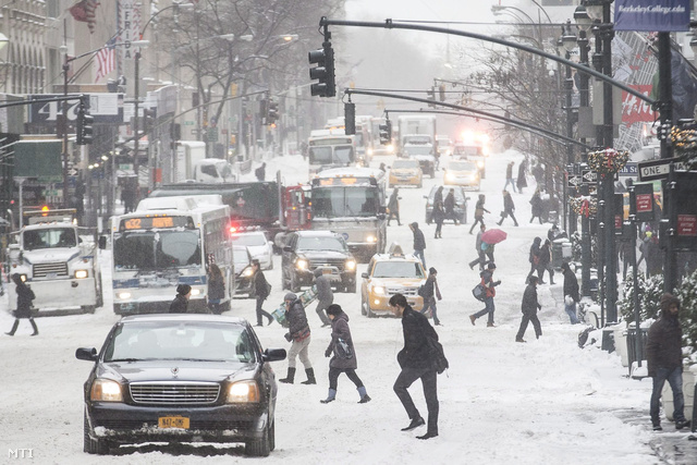 Káosz alakult ki a New York-i közlekedésben, több ezer repülőjáratot töröltek csütörtök óta, de a belváros utcáit is vastag hó borítja helyenként.