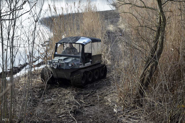 A különleges lánctalpas járművet turisztikai célokra állítottak szolgálatba a Tisza-tónál. Az üzemeltető célja hogy alacsony vízállásnál is be lehessen járni a tavat.