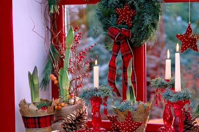 8 szemet gyönyörködtető karácsonyi dekoráció, ami feldobja az ablakot - A fenyőág itt is jól mutat