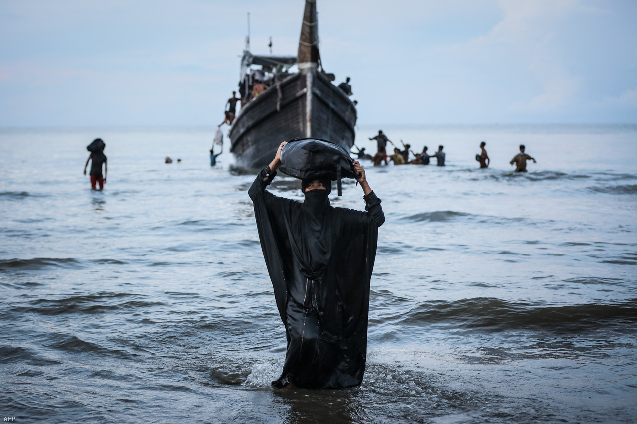 Egy rohingya nő sétál partra, miután a helyi indonéziai közösség engedélyezte, hogy a 250 rohingya menekülttel a fedélzetén érkezett hajó ideiglenesen kiköthessen és vizet, illetve élelmiszert vegyen fel november 16-án.