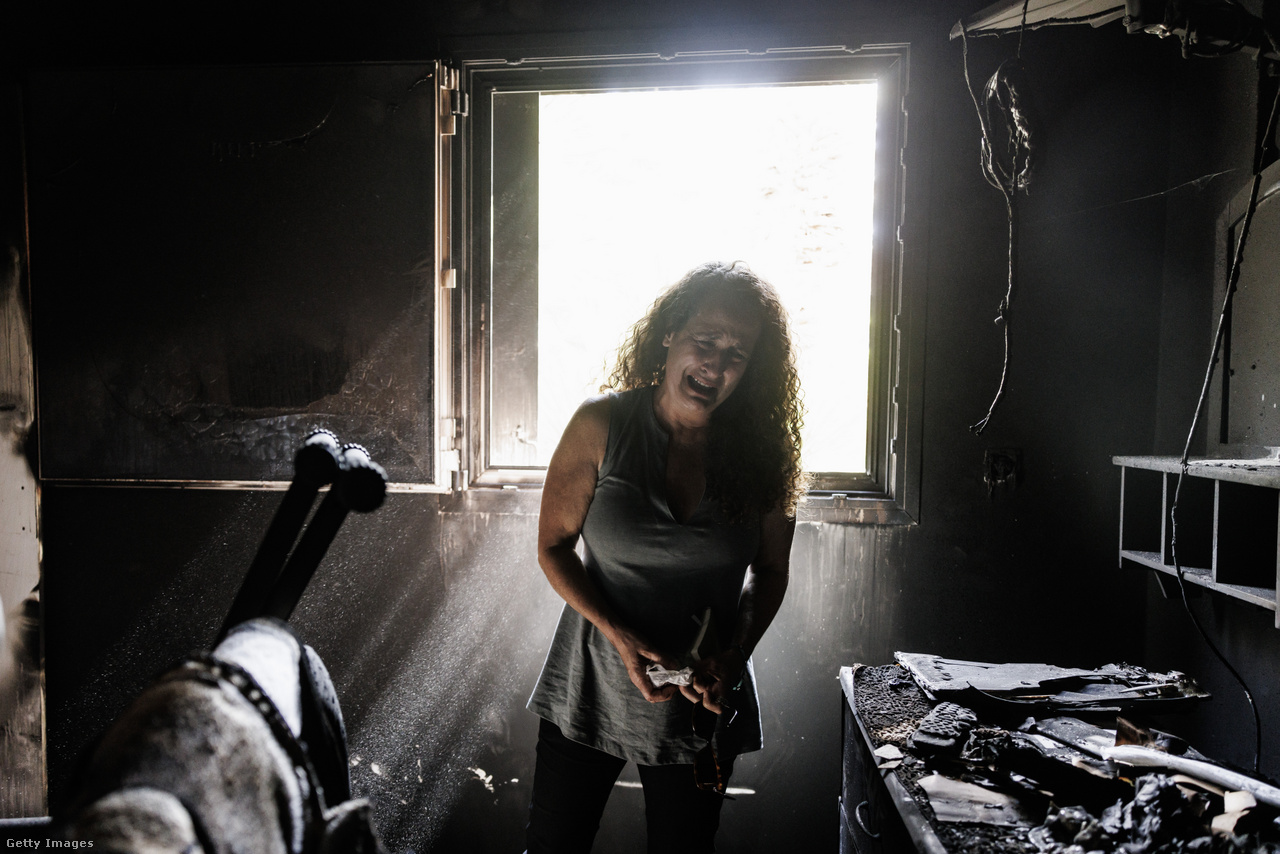 Három héttel a Hamász támadása után - október 30-án - tér vissza egy asszony a Nir Oz kibucba és tör ki könnyekben a látottak miatt. A házuk kiégett, gyermekeit elvitték a palesztinok, anyjával és unokahúgával a helyszínen végeztek az október 7-i támadás napján.